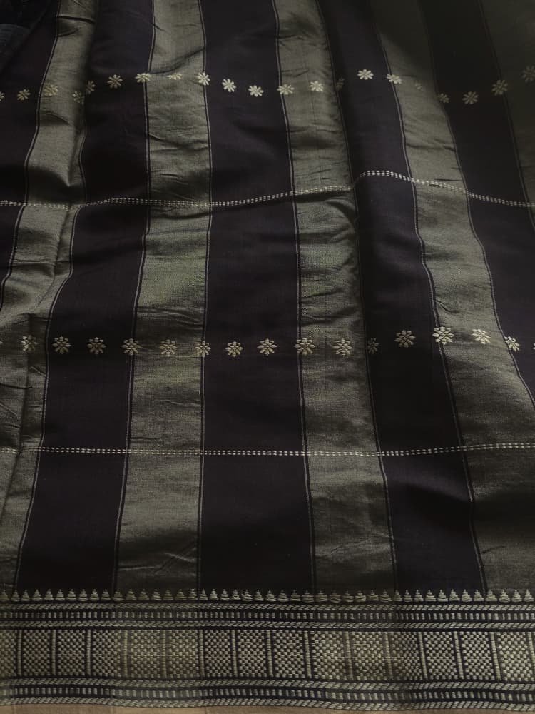 Narayanpet Saree in Brown with Beige Border | Floral Motifs - Image 3